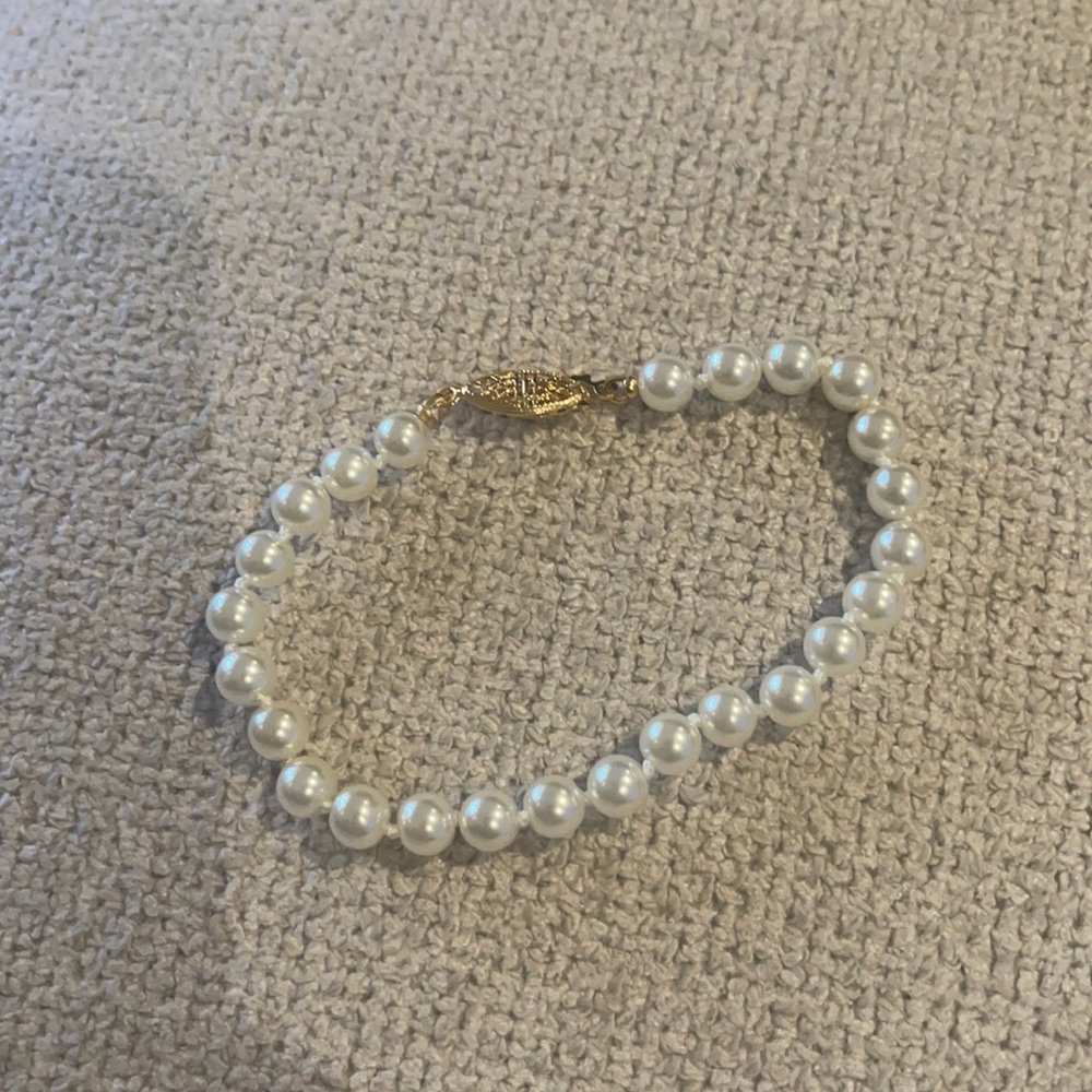 Pearl custom jewelry bracelet